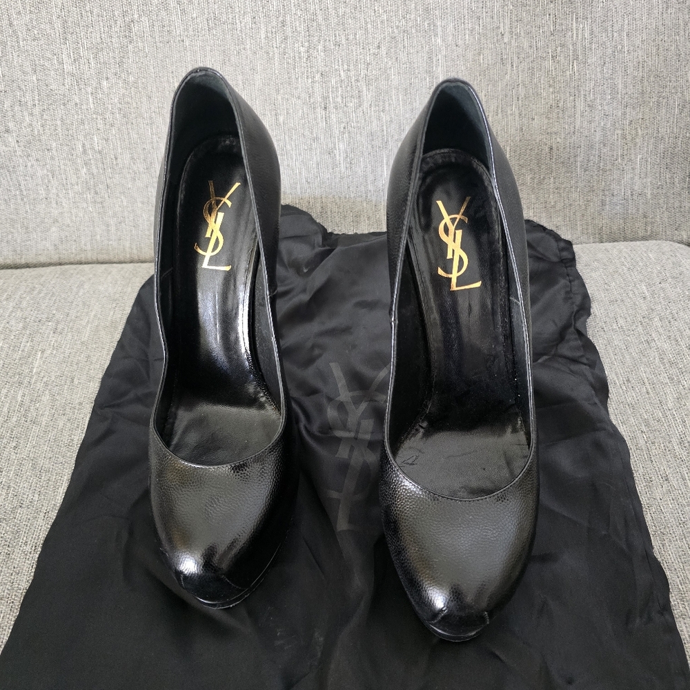 Yves Saint Laurent Leather Pump